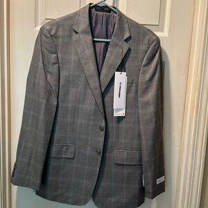 NWT Mens light grey sports coat by Calvin Klein. Size 42 regular